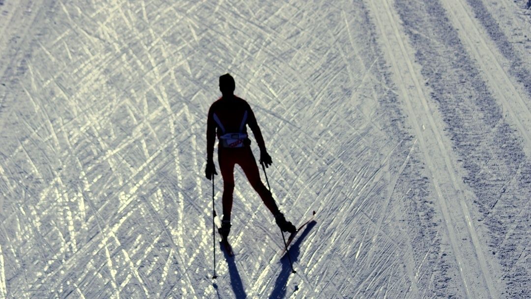 Skieur de fond en skating glissant sur une piste enneigée